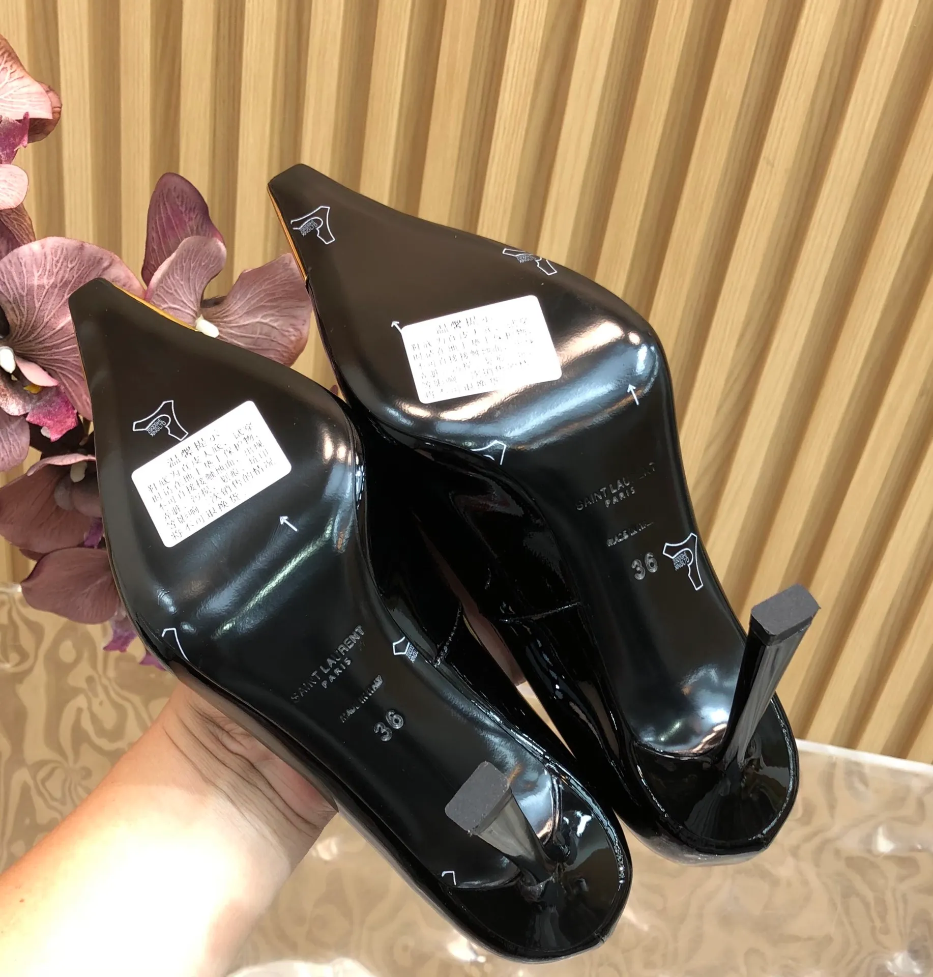 👟👟Ex-factory price 600👟👟 Top quality Saint Laurent/Yves Saint Laurent Lee metal buckle single shoes, YSL sister's beautiful high heels, and the small square toe of the same style as Saint Laurent Rose. The high heels are very good at modifying the foot shape, and the luxurious metal chain. In recent years, SLP has become more and more understanding of women in high heels. It has eliminated the embarrassing design impression of waterproof platform models. YSL's beautiful high heels. Upper: imported patent leather/cowhide. Sole: Genuine leather outsole Heel height approximately: 11cm Size 35-39 (40, 41 customized, non-returnable and non-exchangeable)